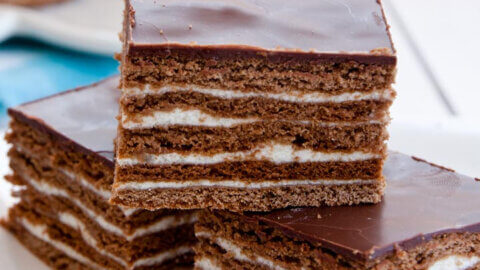 Recipe chocolate cake with coffee cream & nut caramel